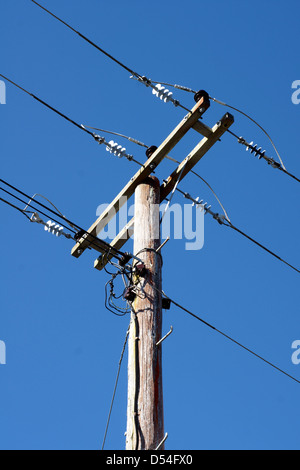 Niedrige Spannung Strom Stromleitung vor blauem Himmel Stockfoto