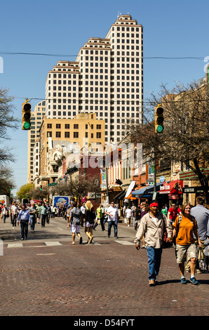 Menschen die 6th Street beim SXSW Festival Austin Texas uns herumlaufen Stockfoto