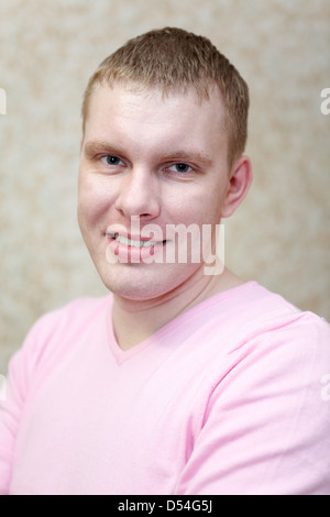 Nahaufnahme der kaukasischen Lächeln gut aussehender Mann in rosa t-shirt Stockfoto