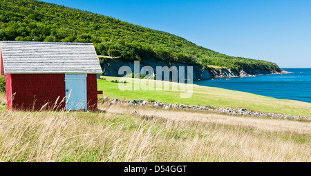 Roten Schuppen vor dem Hintergrund des Ozeans und Bäume im Osten Kanadas Stockfoto