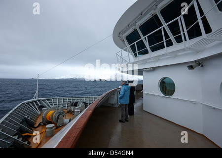 Passagiere an Bord der Hurtigruten-Passagierschiff Segeln durch Fjorde während Winter Norwegen Europa Stockfoto