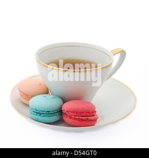 Tasse Tee mit drei Macaron Cookies in den Farben rosa, blau und Pfirsich. Stockfoto