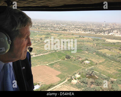 US-Außenminister John Kerry Umfragen Bagdad wie er nach Sitzungen während einer unangekündigten Stop 24. März 2013 in Bagdad, Irak reist. Stockfoto