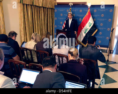 US-Außenminister John Kerry befasst sich mit die Medien während des Besuchs der US-Botschaft 24. März 2013 in Bagdad, Irak. Stockfoto