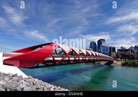 Calgary, Kanada - ein Blick auf das außergewöhnliche Design der Peace Bridge über den Bow River in Calgary. Stockfoto