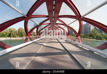 Calgary, Kanada - ein Blick auf das außergewöhnliche Design der Peace Bridge über den Bow River in Calgary. Stockfoto