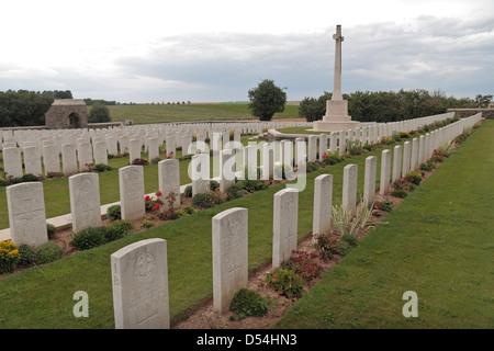 Gesamtansicht der Cross of Sacrifice und Gräber in der CWGC Bulls Straße Friedhof, Flers, Somme, Picardie, Frankreich. Stockfoto