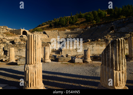 Bouleuterion für Sitzungen des Rates und das kleine Theater Odeon für Konzerte in antiken Ephesus in der Türkei Stockfoto