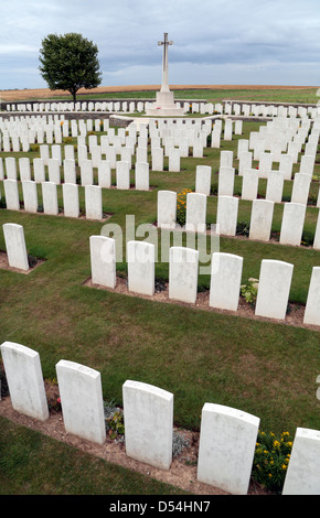 Gesamtansicht der Cross of Sacrifice und Gräber in der CWGC Bulls Straße Friedhof, Flers, Somme, Picardie, Frankreich. Stockfoto