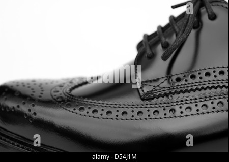 Nahaufnahme eines stilvollen Schwarz Brogue Schuh Stockfoto