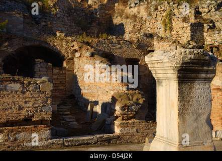 Griechische Inschrift auf Stein Spalte Base am Hang Häuser auf curetes Straße in antiken Ephesus in der Türkei Stockfoto