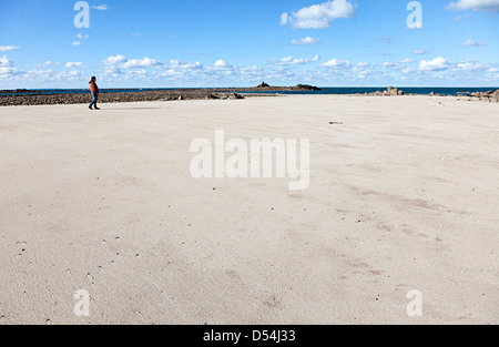 Frau zu Fuß am Sandstrand, Ecrehous Insel Jersey, Kanalinseln, UK Stockfoto