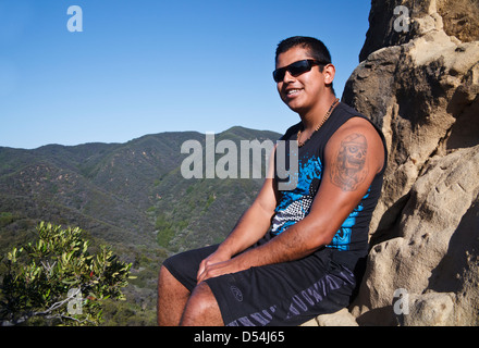 Wanderer entspannt auf Felsformation von Skull Rock oben Temescal Ridge Trail im Süden Kaliforniens Stockfoto