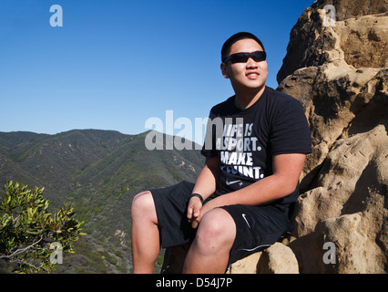 Wanderer entspannt auf Felsformation von Skull Rock über den Temescal Höhenweg in den Santa Monica Mountains Stockfoto