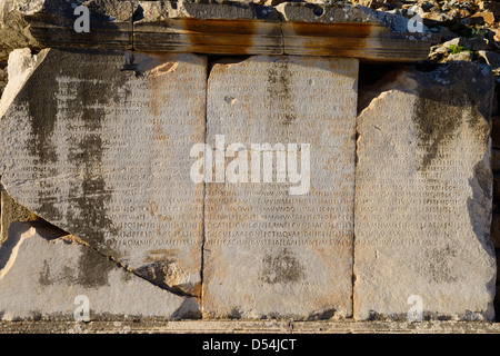 Lateinische Inschrift auf Steinblöcke auf Kuretenstraße der antiken römischen Stadt Ephesus-Türkei Stockfoto