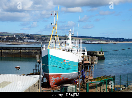 Ein fischender Trawler im Trockendock für Reparaturen an Newlyn, Cornwall, UK Stockfoto