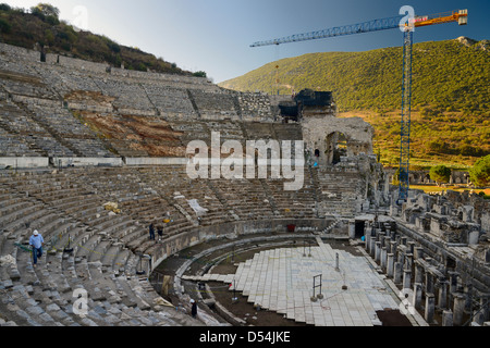 Wiederaufbau im alten Ephesus grand Theater am Mount Panayir mit Mount Babul in Sonne Türkei Stockfoto