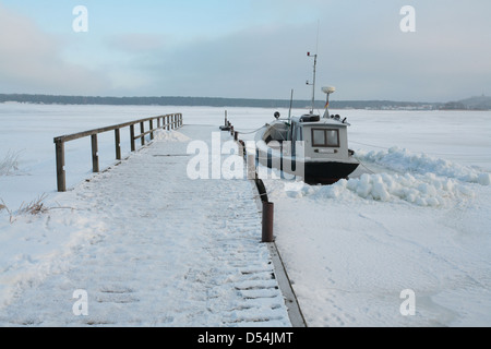 Klein Zicker, Deutschland, eine eisige Pier im Hafen Stockfoto