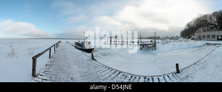 Klein Zicker, Deutschland, eine eisige Pier im Hafen Stockfoto