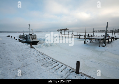 Klein Zicker, Deutschland, eine eisige Pier im Hafen Stockfoto