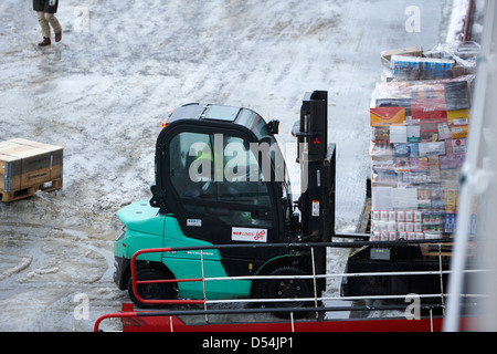 Dock-Gabelstapler LKW entladen Lieferungen von Hurtigruten Küsten Fähre Havoysund Finnmark-Norwegen-Europa Stockfoto