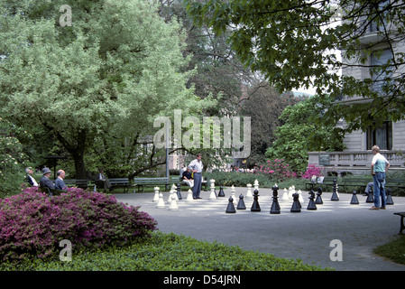 zwei Männer spielen Schach auf riesigen Platz in ruhigen Park im Schlossgarten in der Resort Baden Baden Stockfoto