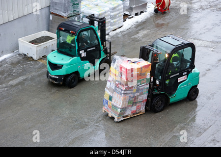 Dock-Gabelstapler entladen Lieferungen von Hurtigruten Küsten Fähre Havoysund Finnmark-Norwegen-Europa Stockfoto