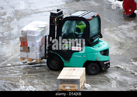 Dock-Gabelstapler LKW entladen Lieferungen von Hurtigruten Küsten Fähre Havoysund Finnmark-Norwegen-Europa Stockfoto