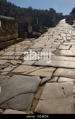 Abgenutzte Steinen der Kuretenstraße in Morgensonne an Ruinen der antiken römischen Stadt Ephesus-Türkei Stockfoto