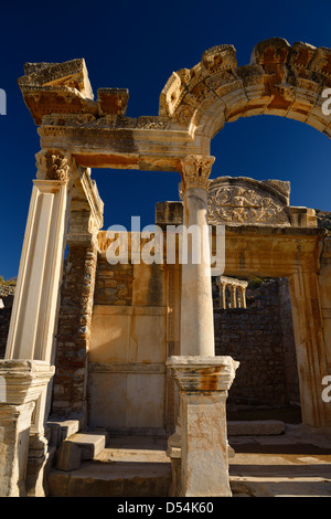 Kunstvolle Steinmetzarbeiten der Tempel des Hadrian mit Büste der Tyche Göttin der Stadt Ephesus-Türkei mit klaren blauen Himmel Stockfoto