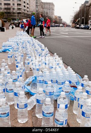 Mineralwasser für Rennen Läufer aufgereiht Stockfoto