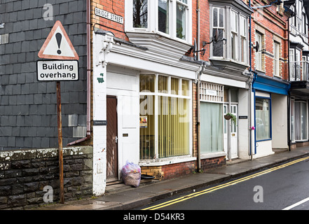 Warnung Straßenschild für überhängende Gebäude und Balkon in Stadt Rhaeadr, Wales, UK Stockfoto