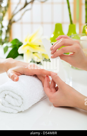 Frau in einem Nagelstudio erhalten eine Maniküre von einer Kosmetikerin Stockfoto