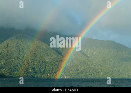 Doppelter Regenbogen über Lake Manapouri, Fiordland, Neuseeland Stockfoto