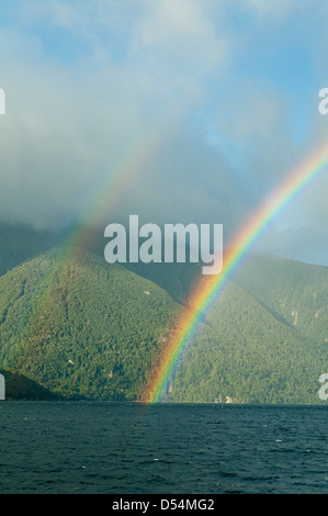 Doppelter Regenbogen über Lake Manapouri, Fiordland, Neuseeland Stockfoto