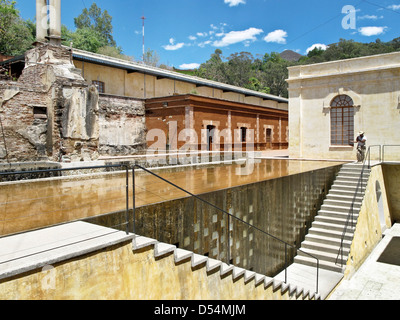 reflektierenden Pool & Abflußkanal bei Treppe führt zum Eingang des Zentrums für die Kunst über der Rückseite des konvertierten Textilfabrik Mexiko Stockfoto