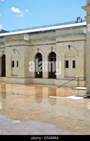 reflektierende Pools am Eingang zum Center für die Künste in San Agustin Etla über der Rückseite des umgebauten alten Textil Mühle Oaxaca Mexico Stockfoto