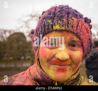 Bhaktivedanta Manor, Watford, UK. 24. März 2013.    Ein Teilnehmer in farbigen Pulver bedeckt, wie sie feiern Holi (das Festival der Farben zu werfen), eine hinduistische Frühlingsfest. Bildnachweis: Stephen Chung / Alamy Live News Stockfoto