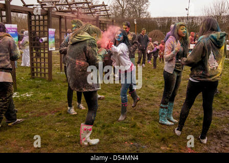 Bhaktivedanta Manor, Watford, UK. 24. März 2013.    Teilnehmer in farbigen Pulver bedeckt, wie sie feiern Holi (das Festival der Farben zu werfen), eine hinduistische Frühlingsfest. Bildnachweis: Stephen Chung / Alamy Live News Stockfoto