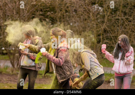 Bhaktivedanta Manor, Watford, UK. 24. März 2013.   Teilnehmer in farbigen Pulver bedeckt, wie sie feiern Holi (das Festival der Farben zu werfen), eine hinduistische Frühlingsfest. Bildnachweis: Stephen Chung / Alamy Live News Stockfoto