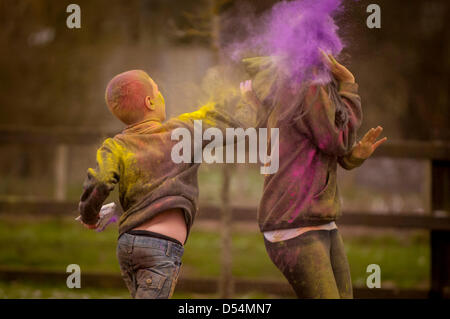 Bhaktivedanta Manor, Watford, UK. 24. März 2013.    Teilnehmer in farbigen Pulver bedeckt, wie sie feiern Holi (das Festival der Farben zu werfen), eine hinduistische Frühlingsfest. Bildnachweis: Stephen Chung / Alamy Live News Stockfoto