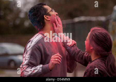 Bhaktivedanta Manor, Watford, UK. 24. März 2013.    Teilnehmer in farbigen Pulver bedeckt, wie sie feiern Holi (das Festival der Farben zu werfen), eine hinduistische Frühlingsfest. Bildnachweis: Stephen Chung / Alamy Live News Stockfoto