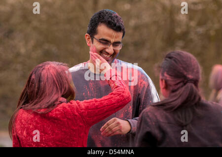 Bhaktivedanta Manor, Watford, UK. 24. März 2013.   Teilnehmer in farbigen Pulver bedeckt, wie sie feiern Holi (das Festival der Farben zu werfen), eine hinduistische Frühlingsfest. Bildnachweis: Stephen Chung / Alamy Live News Stockfoto