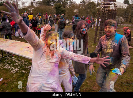 Bhaktivedanta Manor, Watford, UK. 24. März 2013.   Teilnehmer in farbigen Pulver bedeckt, wie sie feiern Holi (das Festival der Farben zu werfen), eine hinduistische Frühlingsfest. Bildnachweis: Stephen Chung / Alamy Live News Stockfoto