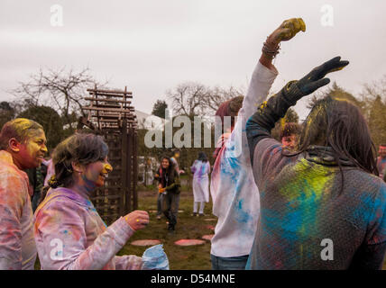 Bhaktivedanta Manor, Watford, UK. 24. März 2013.    Teilnehmer in farbigen Pulver bedeckt, wie sie feiern Holi (das Festival der Farben zu werfen), eine hinduistische Frühlingsfest. Bildnachweis: Stephen Chung / Alamy Live News Stockfoto