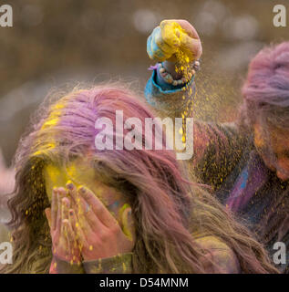 Bhaktivedanta Manor, Watford, UK. 24. März 2013.    Teilnehmer in farbigen Pulver bedeckt, wie sie feiern Holi (das Festival der Farben zu werfen), eine hinduistische Frühlingsfest. Bildnachweis: Stephen Chung / Alamy Live News Stockfoto