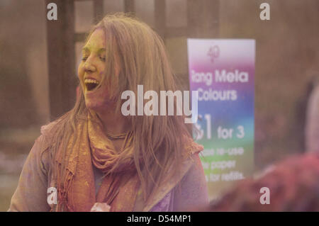 Bhaktivedanta Manor, Watford, UK. 24. März 2013.   Teilnehmer werfen farbigen Pulver einander feiern Holi (fest der werfende Farben), eine hinduistische Frühlingsfest. Bildnachweis: Stephen Chung / Alamy Live News Stockfoto