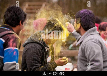 Bhaktivedanta Manor, Watford, UK. 24. März 2013.  Teilnehmer werfen farbigen Pulver einander feiern Holi (fest der werfende Farben), eine hinduistische Frühlingsfest. Bildnachweis: Stephen Chung / Alamy Live News Stockfoto