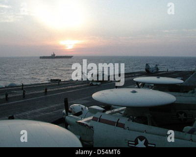 020306-N -8704 K-002 auf See an Bord John F. Kennedy (CV 67) Mar 6, 2002 -- den Flugzeugträger USS John F. Kennedy führt eine vertikale Replenishment (VERTREP) während der Ausführung von Operationen zu entlasten USS Theodore Roosevelt (CVN 71). Das John F. Kennedy und seine Battle Group wird Missionen zur Unterstützung der Operation Enduring Freedom. Us Navy Foto des Fotografen Mate Airman Josua Karsten. (Freigegeben) Stockfoto