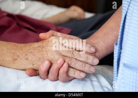 Deutschland, hält die Hand von einer Krankenschwester die Hand eines sterbenden Stockfoto